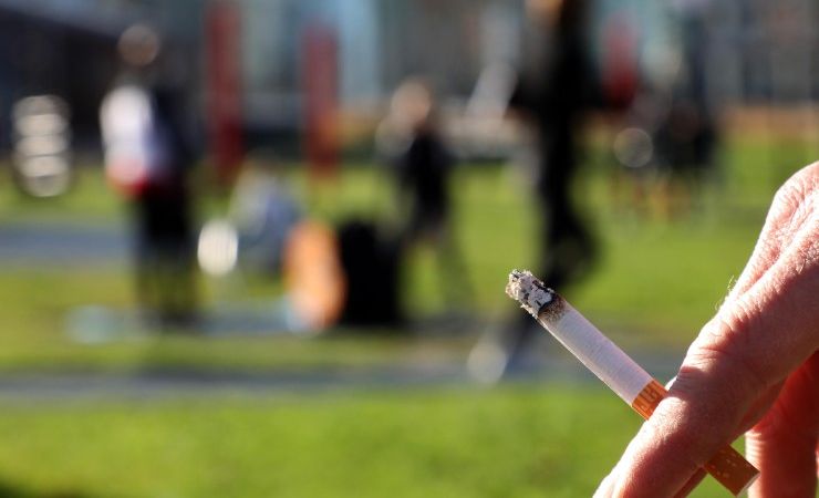 Parte il divieto di fumo all'aperto a Milano