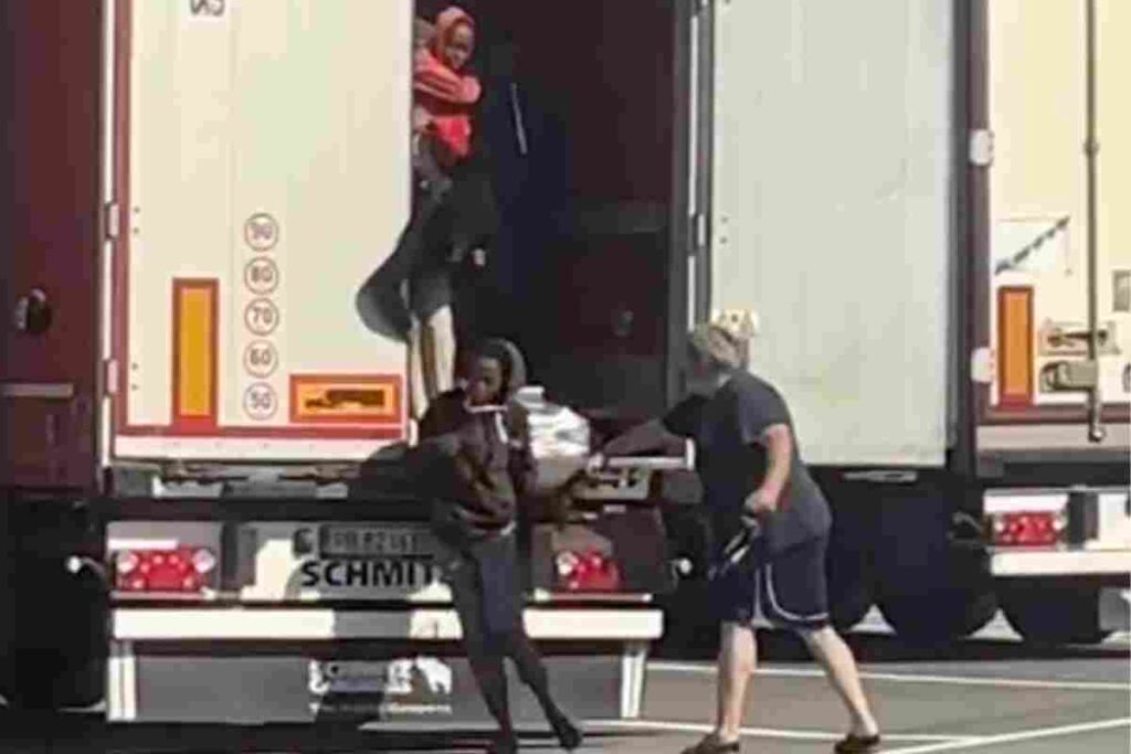 La vicenda del camionista che ha preso a frustate giovane ragazze migranti