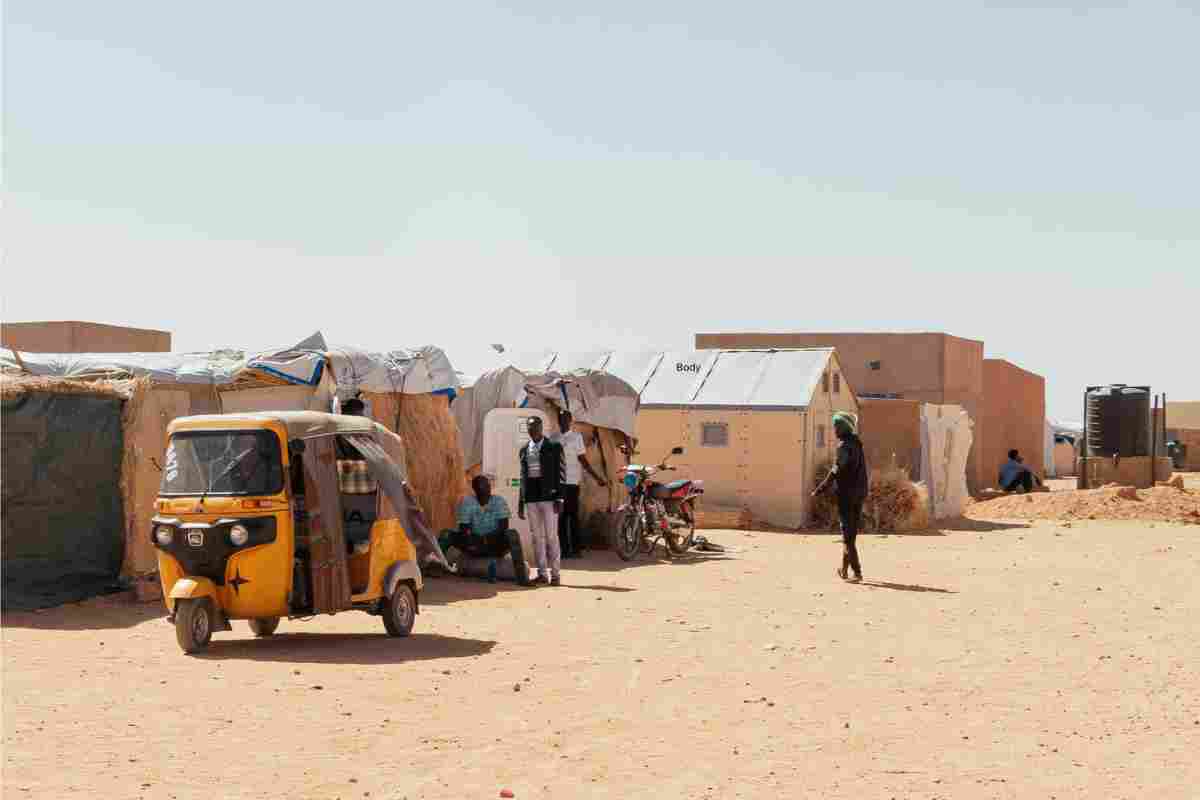 Tra i rischi e gli abusi denunciati da rifugiati e migranti ci sono tortura, violenza fisica, detenzione arbitraria