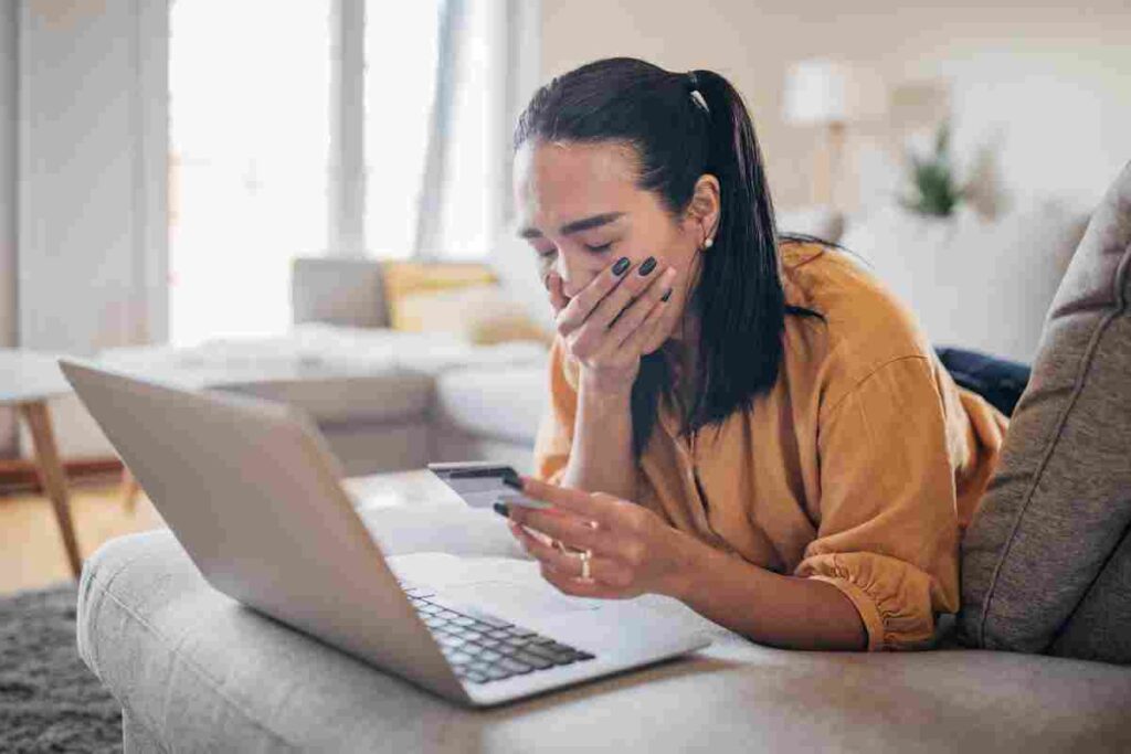 Vacanze in sicurezza, come prenotare ed evitare le truffe online: otto consigli