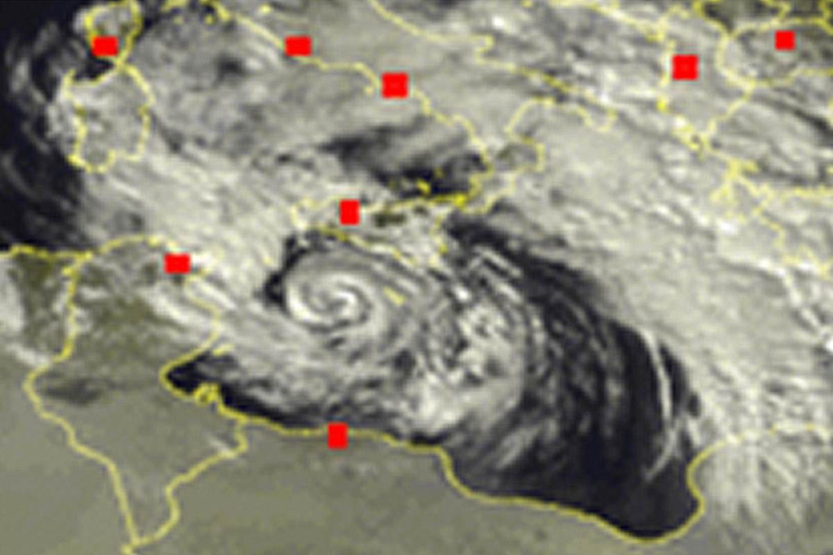 Mappa meteorologica con ciclone in arrivo sull'Italia