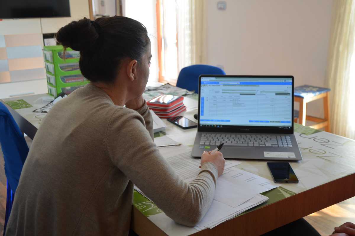 Donna al lavoro davanti a un pc