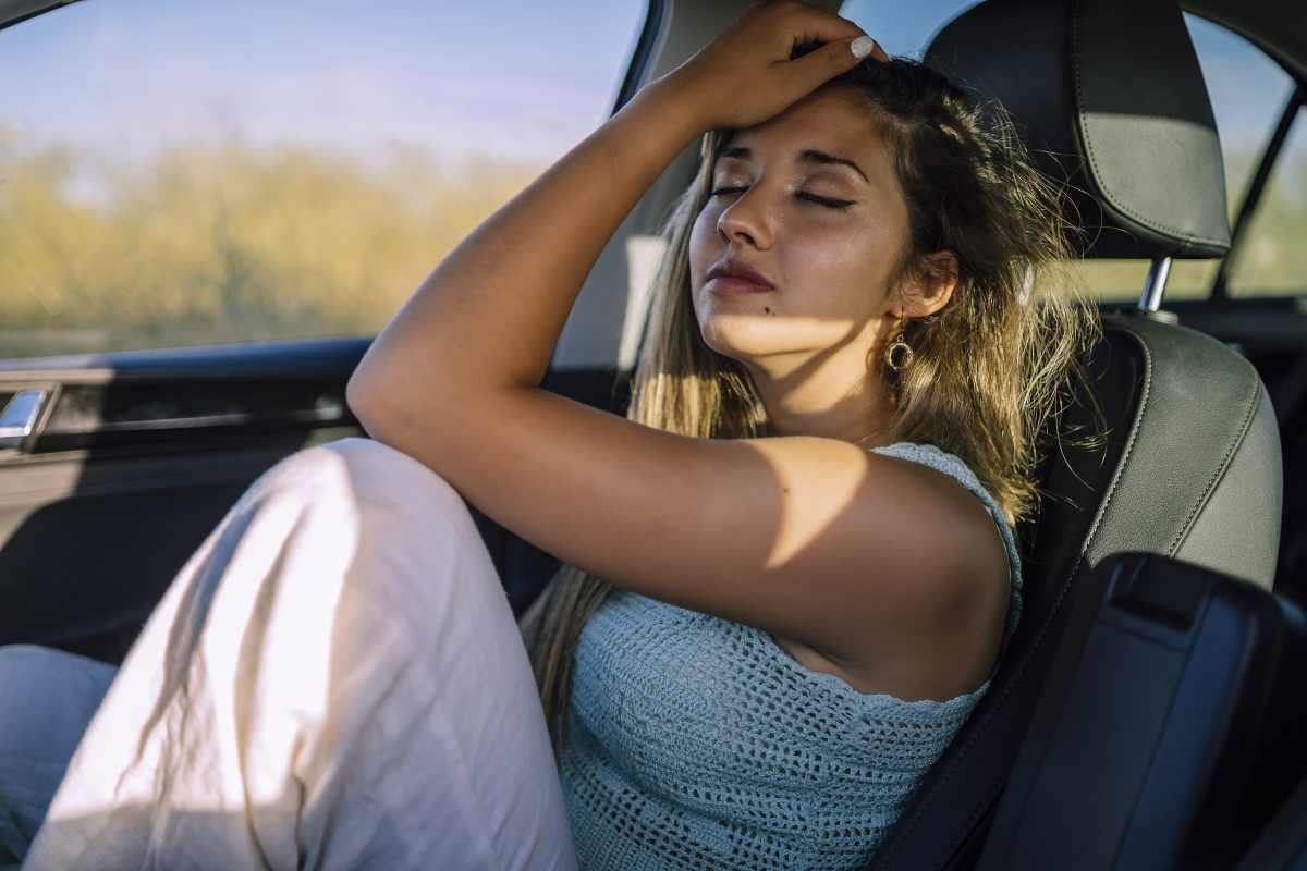 Ragazza con il mal d'auto
