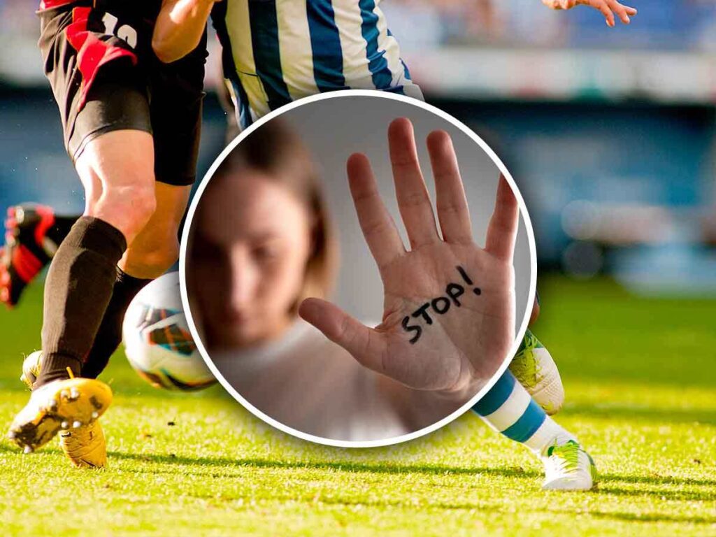 donna mostra il palmo della mano, su cui è scritto "stop"