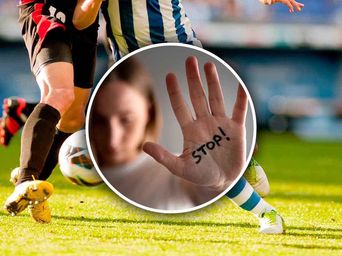 donna mostra il palmo della mano, su cui è scritto "stop"