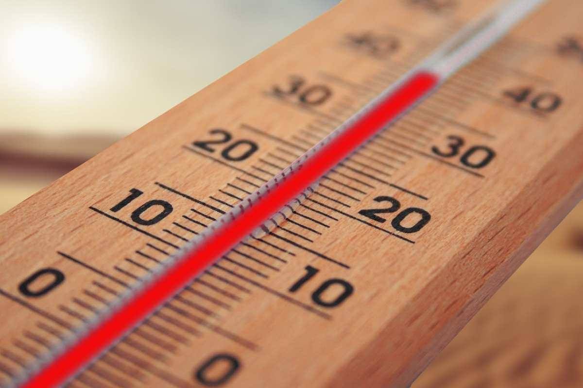 Termometro con temperatura verso i 40 gradi