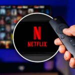 logo Netflix con vicino un telecomando