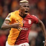 Victor Osimhen esulta