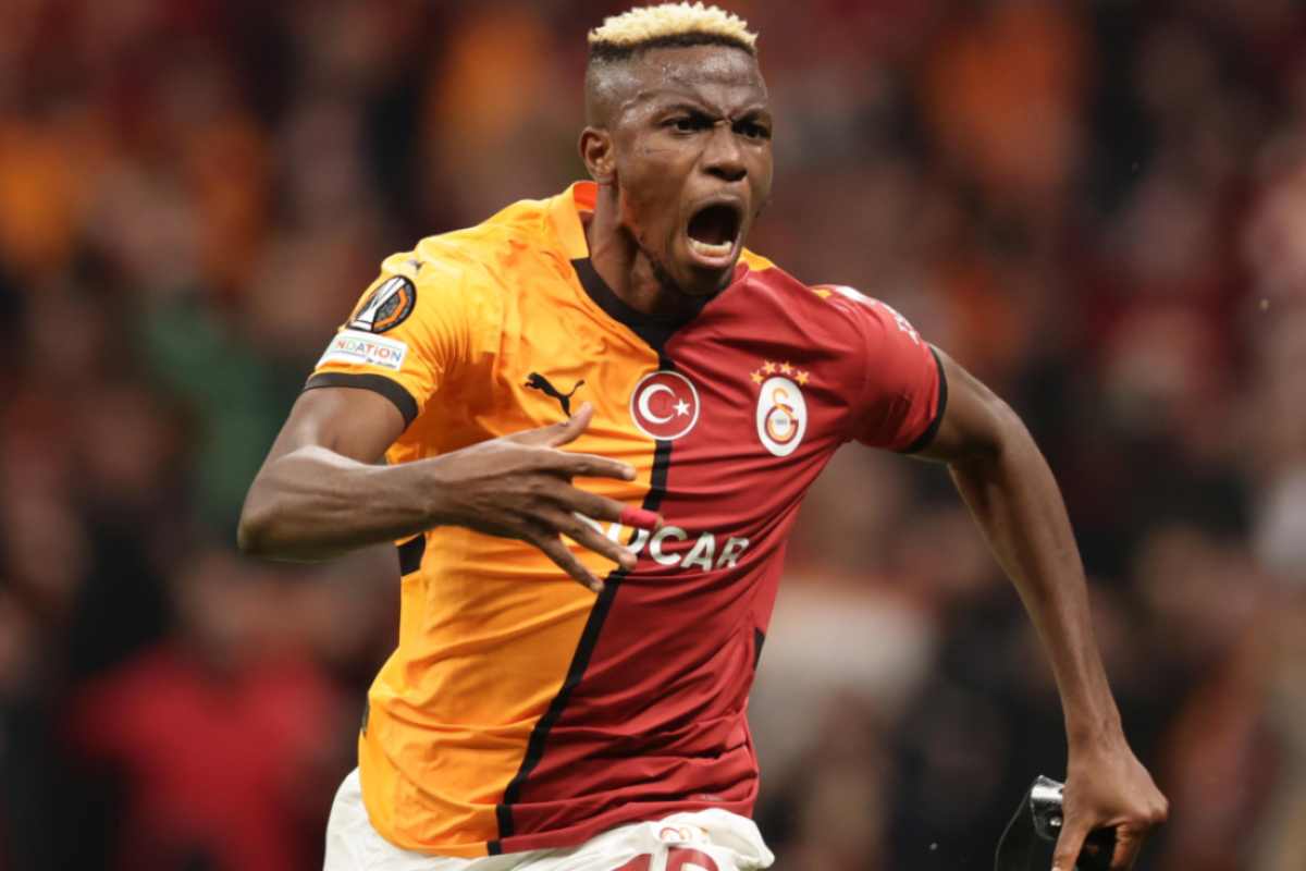 Victor Osimhen esulta