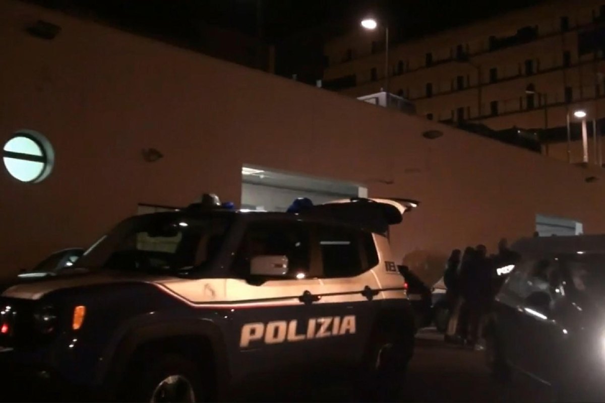 auto polizia parcheggiata