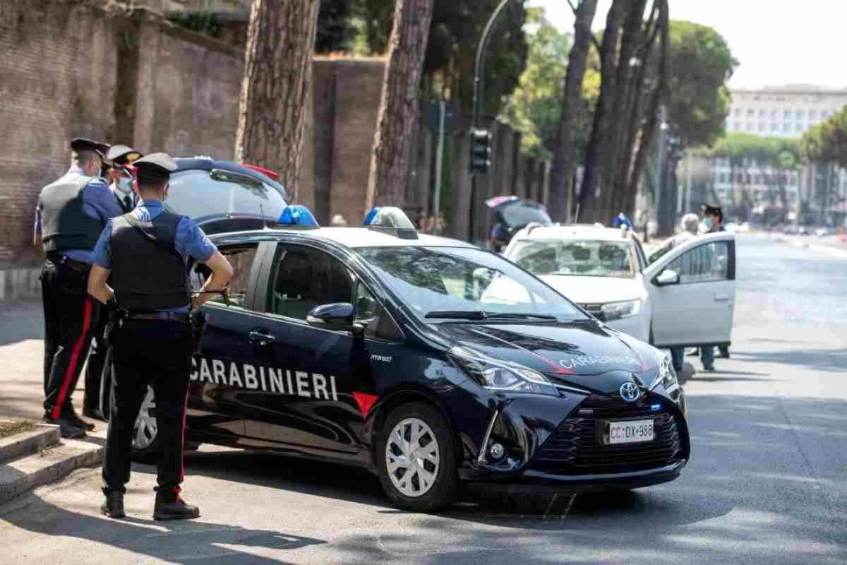 Carabinieri fermano un automobilista al posto di blocco